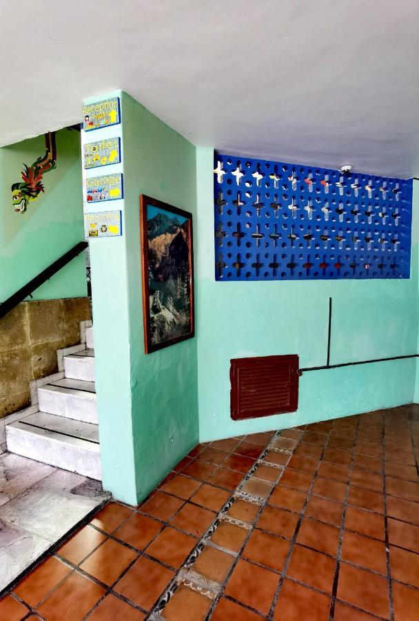 The Roof Backpackers Hotel Guadalajara Exterior photo