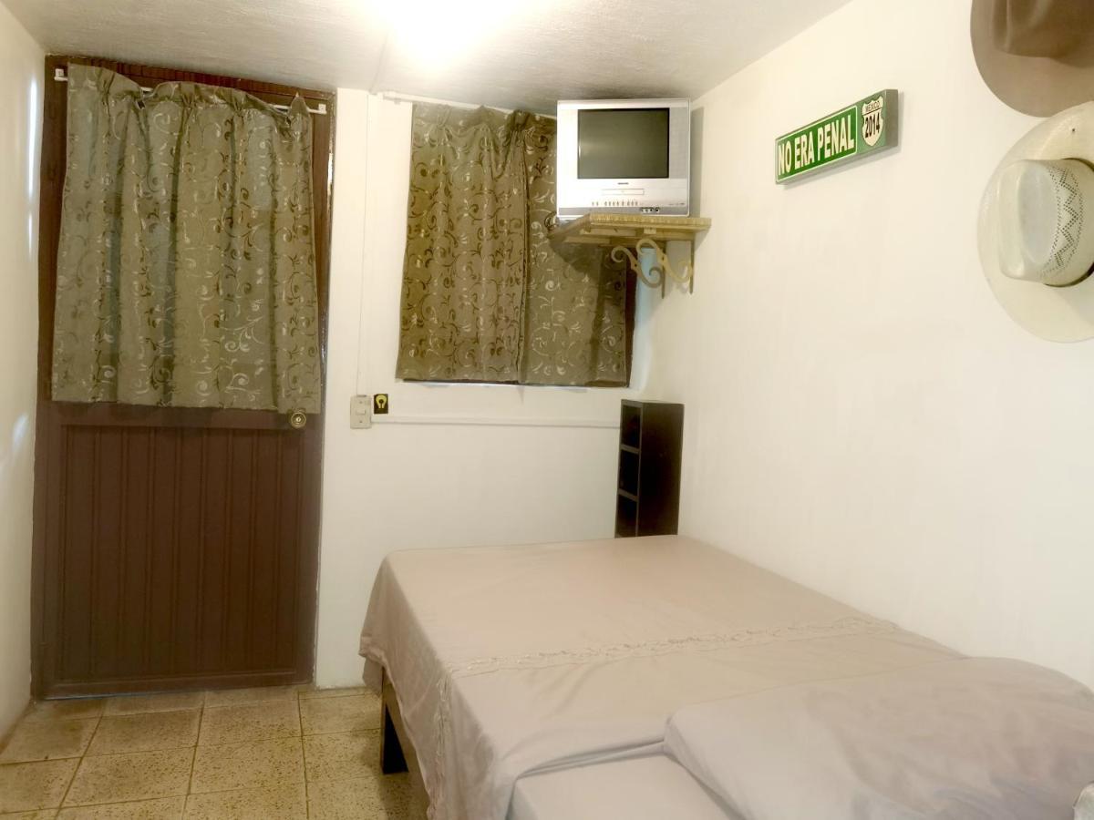 The Roof Backpackers Hotel Guadalajara Exterior photo